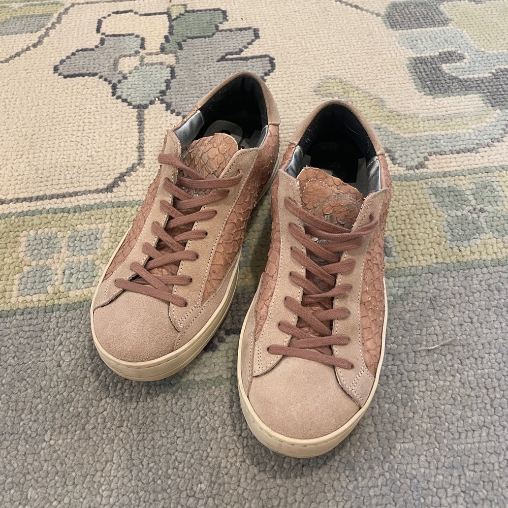 P448 Like New Sneakers Size 37